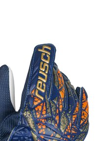 Reusch Torwart-Handschuhe mit einem blau-orangefarbenen Farbschema, strukturiertem Griffmuster und einem goldenen Logo-Detail am Bund.