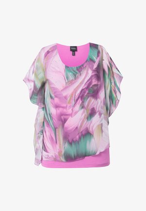 Vaaleanpunainen kukkakuvioinen paita, jossa on löysät, roikkuvat hihat; siinä on kiinteä vaaleanpunainen helma ja etupuolella upotettuja kirkaita strasseja. Kevyt kangas.