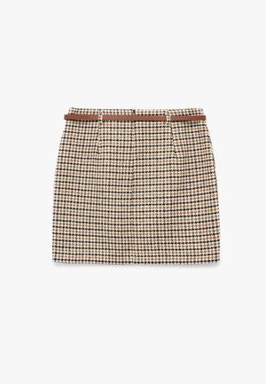 Rockig brauner, schwarzer und cremefarbener Hahnentrittmusterrock mit strukturierter Oberfläche, ausgestattet mit einem braunen Gürtel in der Taille und einem geraden Schnitt.