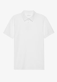 Polo de manga corta blanco hecho de algodón, con un cuello clásico, tapeta de tres botones y un dobladillo recto.