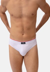 Weiße Baumwollunterhose mit einem rot akzentuierten Bund und dem Markenlabel "Danish Endurance" auf der Vorderseite. Glatte Textur, taillierte Passform.
