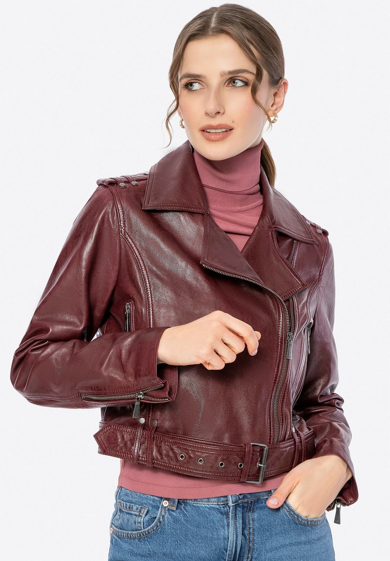 Bordeauxleren motorjack met een cropped ontwerp, brede kraag, ritszakken, schouderepauletten en een riemdetail op de taille.