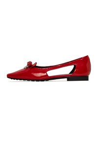 Ballet flats in pelle rossa verniciata con design a taglio, dettaglio a fiocco, punta appuntita e tacco basso nero. Texture liscia con finitura lucida.
