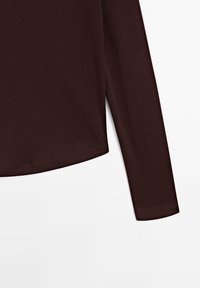 Long-sleeve shirt in dark burgundy, made of soft fabric. Features a rounded hem with side slits for ease of movement.
