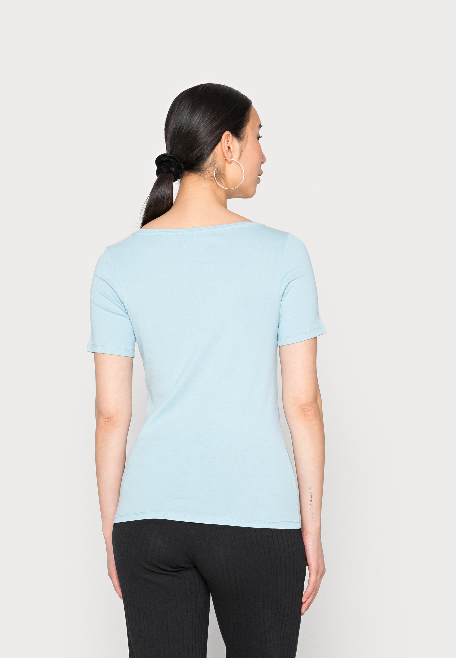 grey and blue t shirt