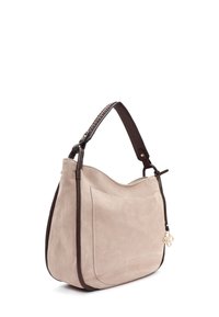 Beige suède schoudertas met een chocoladebruin geweven handvat en gouden hanger, met een voorzak en een gladde textuur.