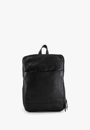 Černý kožený batoh s minimalistickým designem, vybavený horním madlem, přední kapsou na zip a hladkým povrchem.