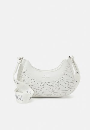 Biała torebka w kształcie półksiężyca z perforowanymi geometrycznymi wzorami oraz szerokim paskiem z nadrukiem "Armani Exchange".