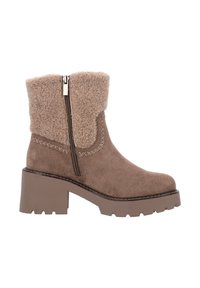 Stivaletti alla caviglia in suede marrone con bordo peloso, cerniera laterale e suola testurizzata. Accentuati da dettagli di cuciture e un tacco largo.