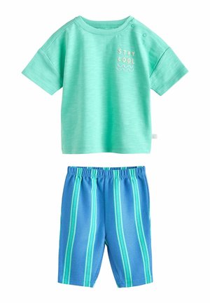 Kurzes mintgrünes T-Shirt für Kleinkinder mit der Aufschrift "Stay Cool" und blaue Shorts mit vertikalen türkisfarbenen Streifen.