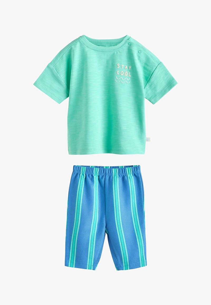 Peuter T-shirt met korte mouwen in muntgroen met de tekst "Blijf Koel" en blauwe korte broek met verticale turquoise strepen.