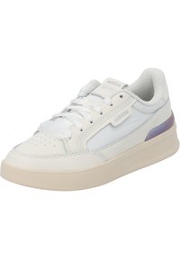 Vita lädersneaker med perforerad tå, vadderad krage och lila accent på hälen. Gummisula och platta skosnören för en säker passform.