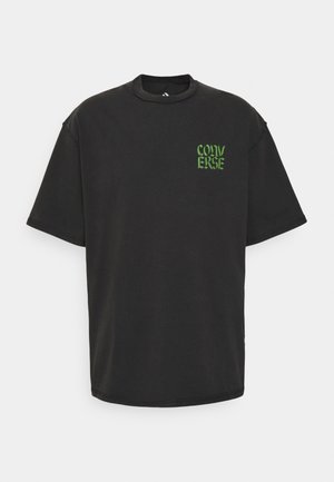 Sort bomulds-t-shirt med korte ærmer, rund halsudskæring og grøn "CONVERSE" broderi på brystet. Enkel, afslappet pasform.