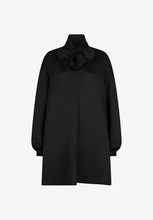 Zwarte oversized blouse met een hoge kraag en een grote strik bij de hals. Bevat een gestructureerde stof en ballonnenmouwen.