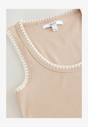 Débardeur beige à côtes avec un col rond orné d'une bordure festonnée blanche contrastante. L'étiquette affiche "NEXT" et les détails d'origine.