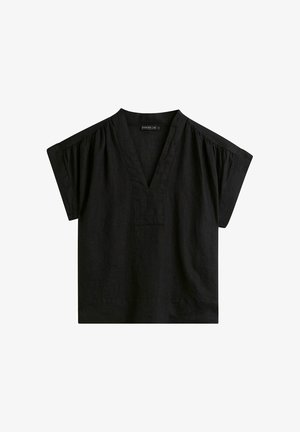 Sort løs bluse med korte ærmer, dyb V-hals og let rynkede skuldersømme.