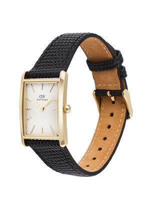 Rechthoekig gouden horloge met witte, gestructureerde wijzerplaat, zwarte leren band met structuur en gouden uurmarkeringen en wijzers die 10:10 aangeven.