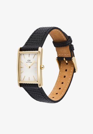 Négyszögletes aranyóra fehér, texturált számlappal, fekete, texturált bőrszíjjal, valamint arany órajelzőkkel és mutatókkal, amelyek 10:10-et mutatnak.