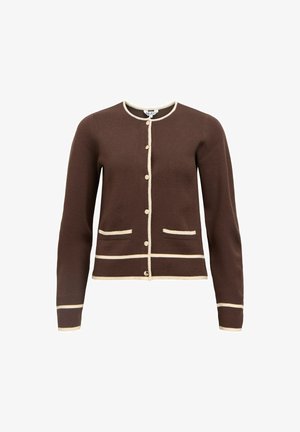 Pruun kardigan, mis on valmistatud kudumaterjalist, millel on kreemivärvi ääris, ümar kaelus ja eesmine tasku nuppudega sulgemisega.