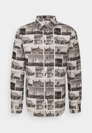 Chemise à boutons en tissu présentant un collage noir et blanc de photographies maritimes et architecturales vintage ; manches longues, col standard.