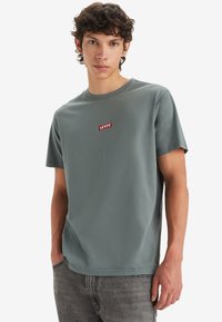 Levi's® RELAXED BABY TAB - Základné tričko - fir