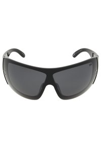 Mustat aurinkolasit, joissa on kääntömuotoilu, tummat linssit ja kaarevat tempurit. Varustettu pienillä ilmanvaihtoaukkoilla ulkoreunoilla.