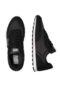 Scarpe sportive nere con un materiale liscio e imbottito, dotate di un design con lacci, suole bianche e un marchio in rilievo sulla linguetta.