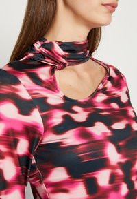 Zign Studio ZI-AW23-D013-SJ NAIA ™ CUT OUT SHIRT - Μπλούζα με μακριά μανίκια - black/pink