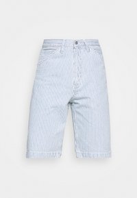 Blå och vita vertikalt randiga shorts med framfickor, bälteöglor och en framknappsstängning på en vit bakgrund.