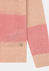 Pletený svetr s horizontálními pruhy v světlé růžové a béžové barvě, s texturovaným povrchem a jemným třpytem. Logo detail na lemu.