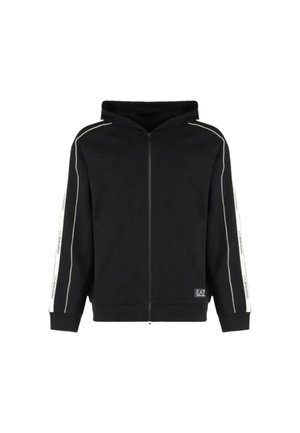 Sudadera negra con cremallera y capucha, con franjas blancas en contraste a lo largo de las mangas y detalle del logo en la parte delantera. Fabricada con una tela suave y texturizada.