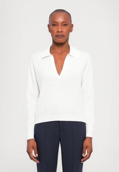 Suéter blanco de punto con un escote en V profundo y diseño con cuello. Las mangas largas y el dobladillo acanalado completan la prenda, proporcionando una textura suave.