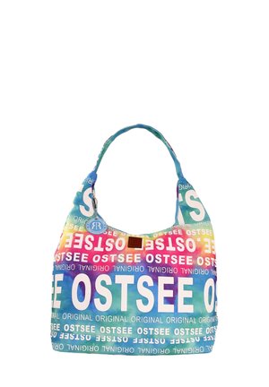 Sac en tissu multicolore avec une bandoulière courbée, texte imprimé de différentes tailles et accent de logo rond.
