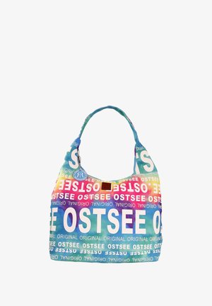 Multi-kleurige stoffen tas met een gebogen schouderband, bedrukte tekst in verschillende groottes en een rond logo accent.