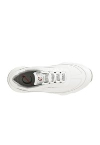 Chaussure de sport blanche avec un dessus en cuir lisse, des accents argentés réfléchissants, un design à lacets et un intérieur gris rembourré.
