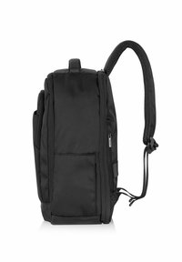 Czarny plecak o prostokątnym kształcie, wykonany z trwałego materiału, z wyściełanymi szelkami, wieloma kieszeniami i zapięciami na zamki błyskawiczne. Teksturowana tylna panele.
