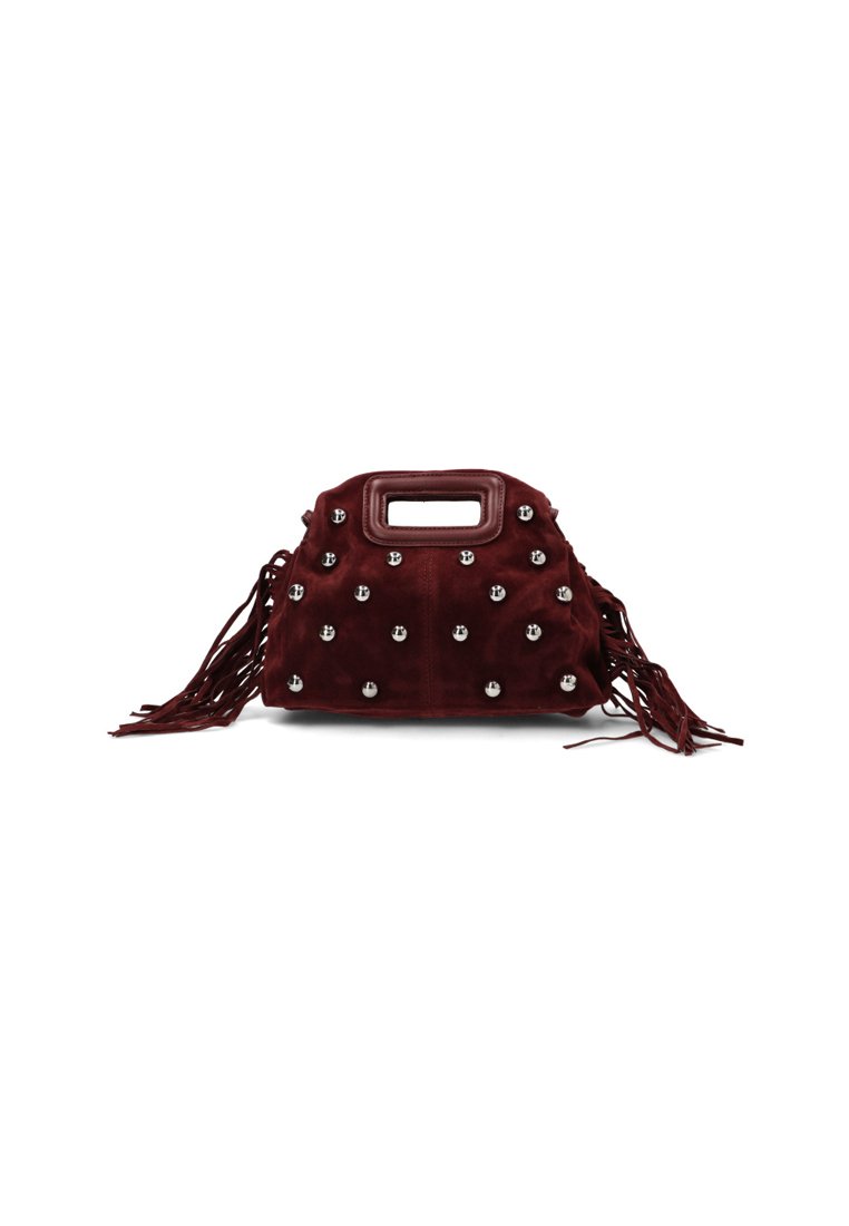 Bolso de ante burdeos con tachuelas plateadas, asa rectangular con corte y largas borlas de flecos a ambos lados.