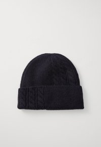 Beanie tricotat de culoare navy, cu un tiv răsucit și un model texturat de tip cable-knit. Material moale din lână, cu o formă rotundă în partea de sus.