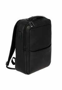 Zaino in pelle nera con design strutturato, tasca frontale con zip e spallacci imbottiti e regolabili. Presenta una superficie texturizzata e dettagli in metallo.