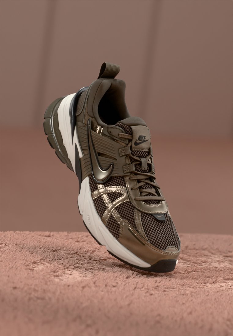 Nike Sportswear V2K RUN - Trainers - mink brown/ironstone