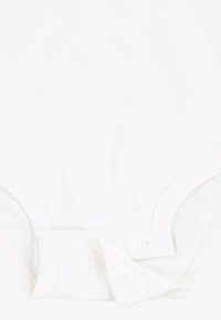 Body bianco in cotone con una consistenza morbida, maniche corte e chiusure a scatto sul fondo per una facile vestibilità.