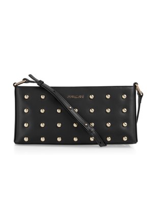Schwarze Lederclutch mit goldenen Nieten, die gleichmäßig über die Vorderseite verteilt sind. Verfügt über einen verstellbaren Riemen und ein goldfarbenes Logodetail. Rechteckige Form.