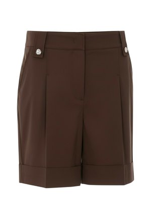 Shorts marroni su misura con pieghe frontali, orli risvoltati e bottoni decorativi sulle linguette della cintura.
