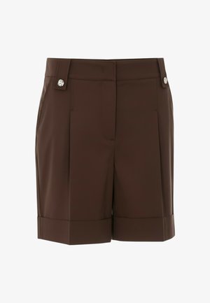 Shorts marroni su misura con pieghe frontali, orli risvoltati e bottoni decorativi sulle linguette della cintura.