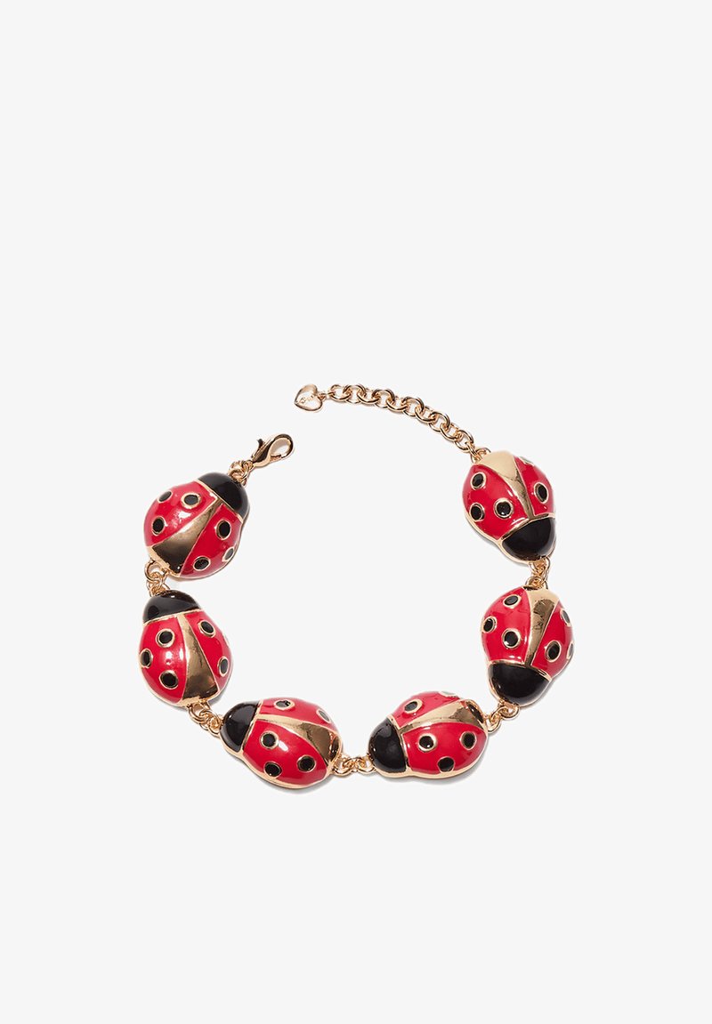 Bracelet chaîne en or avec six breloques en forme de coccinelles rouges et noires, chacune présentant des taches noires et une fermeture à fermoir.
