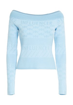 Hellblaues, schulterfreies Longsleeve-Oberteil mit strukturierten Streifen und gewebtem "INFLUENCER"-Muster auf dem Stoff. Figurbetonte Silhouette.
