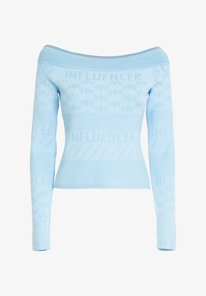 Haut bleu clair à épaules nues, à manches longues, avec des rayures texturées et un motif tissé "INFLUENCER" sur le tissu. Silhouette ajustée.