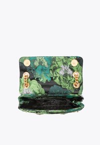 Borsa a tracolla con motivo floreale in tessuto verde e nero, hardware dorato, chiusura magnetica e tasca interna per riporre gli oggetti.
