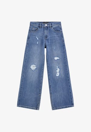 Jean bleu à jambes larges avec des zones usées sur les cuisses avant et les jambes supérieures, doté de cinq poches et de passants pour ceinture.