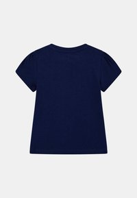 T-shirt navy blue a maniche corte con scollatura rotonda, in morbido cotone e dettaglio arricciato sulle maniche. Vestibilità standard con orlo dritto.